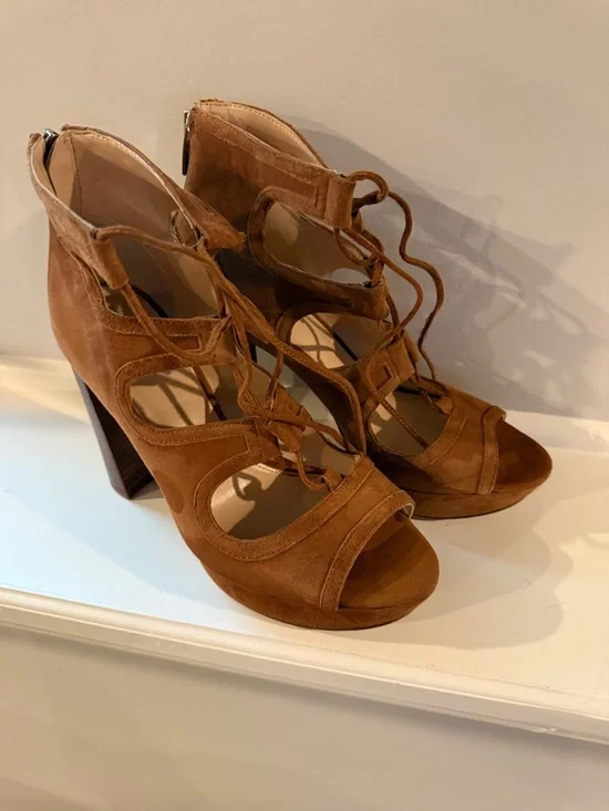 Vince Camuto Suede heels. size 8 - Picture 1 of 7